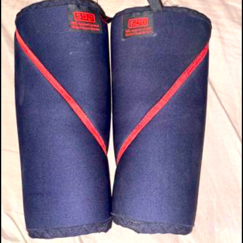 SBD knee sleeves for lifting weights, women’s size small